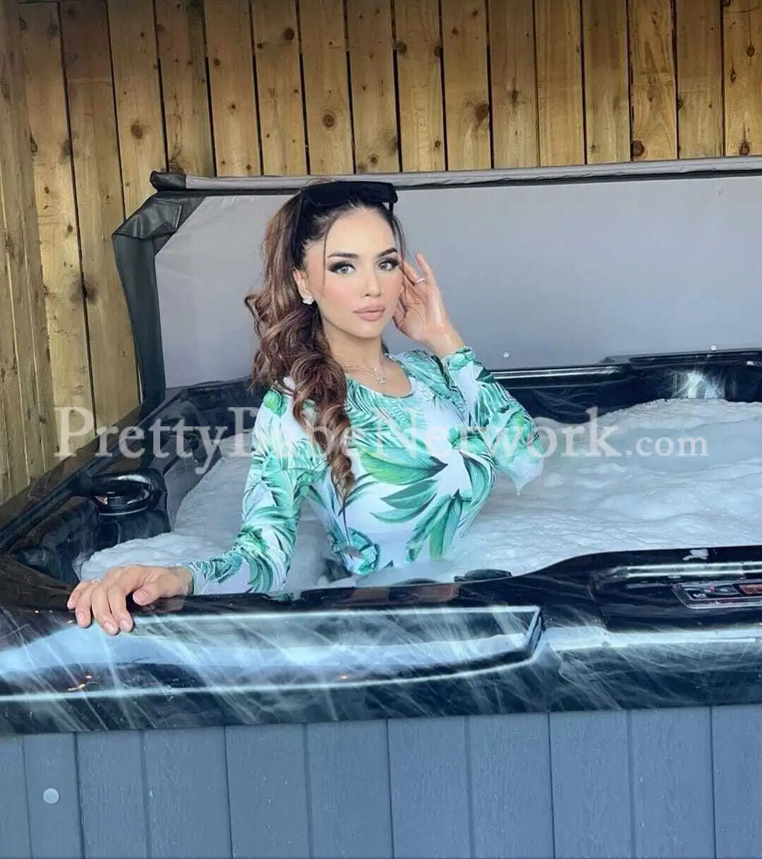 My Self Simrin Available to Offer Escort Service in Only Delhi 5-Star Hotels